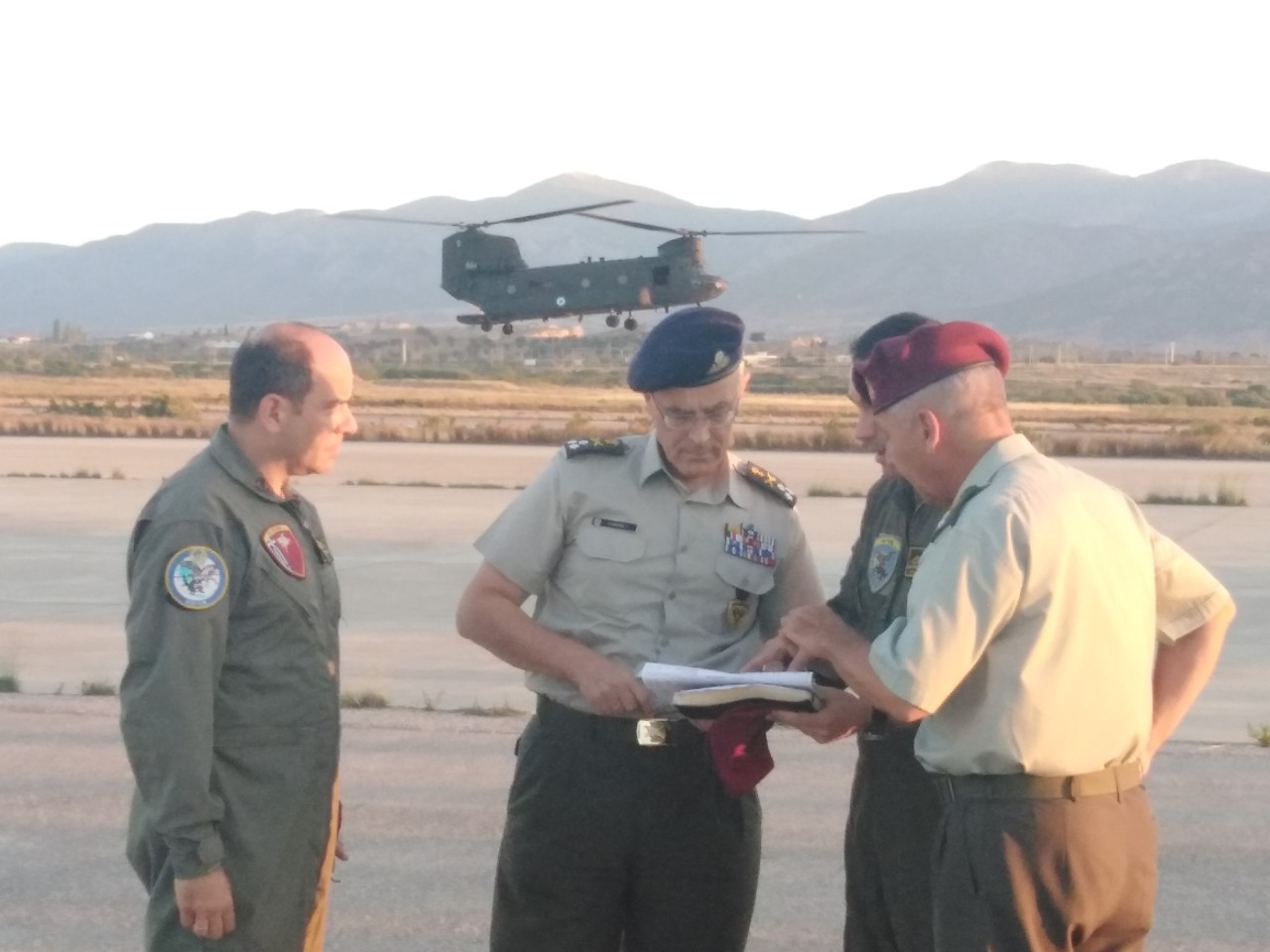 Επίσκεψη του ΑΓΕΣ στη βάση των Chinook που επιχειρούν στην Εύβοια [pics]