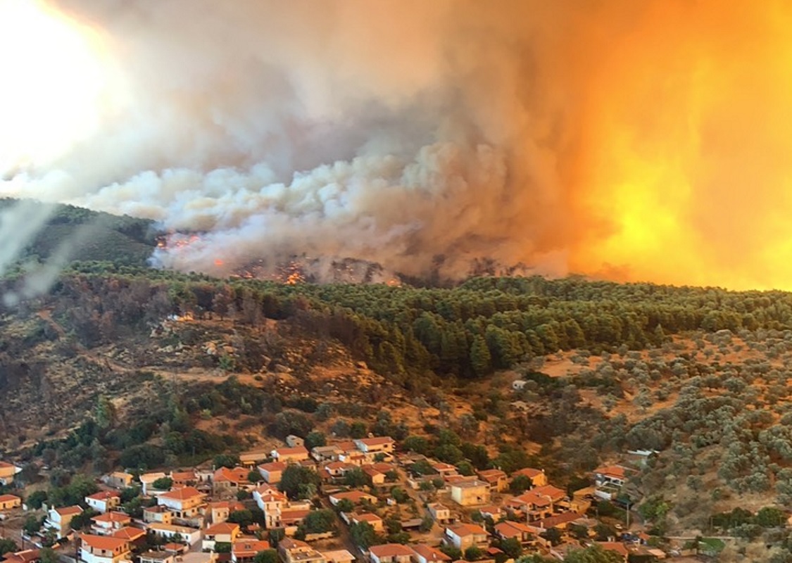 Συγκλονιστική φωτο της φλεγόμενης Εύβοιας μέσα από το πιλοτήριο του Chinook