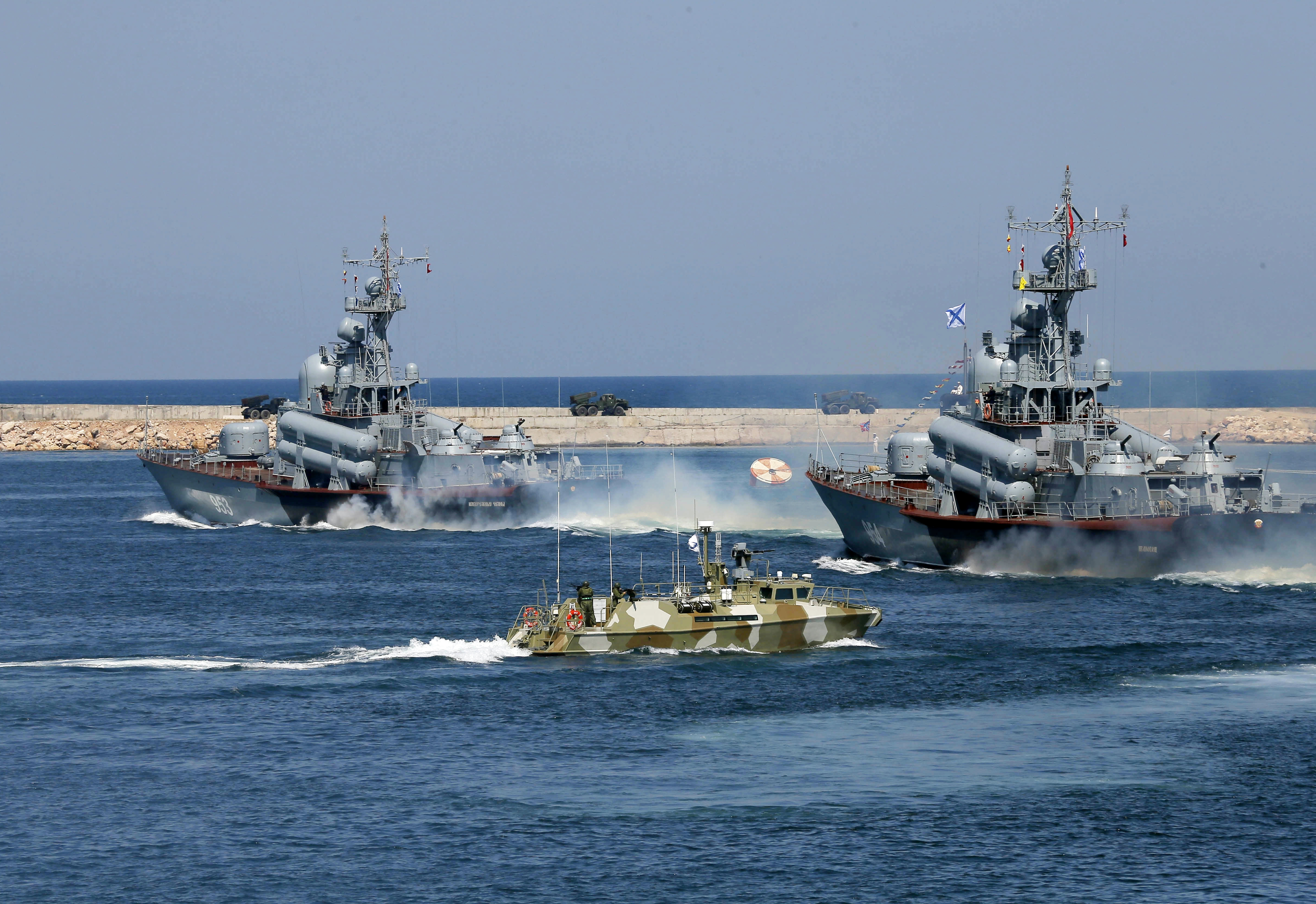 Черное море флот. Черноморский флот ВМФ РФ корабль. Военно морской флот Вооруженных сил РФ. Учения ВМФ России в Средиземном море. Корабли Черноморского флота ВМФ России.