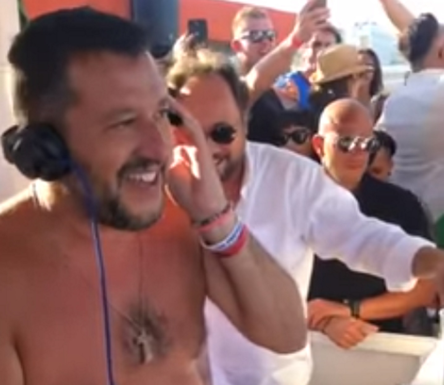 Τα… έσπασε ο Ματέο Σαλβίνι! Εκανε τον dj σε beach bar! – video