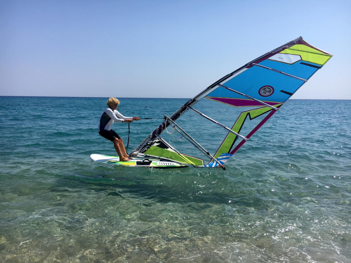 Σοκαριστικός τραυματισμός Ιταλού kitesurfer στη Μύκονο – Επείγουσα μεταφορά στην Αθήνα