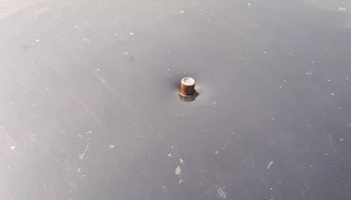 Είναι σφαίρα που καρφώθηκε σε αυτοκίνητο μετά από μπαλωθιές – [pics]