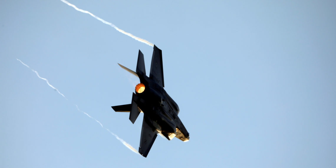 Το καμάρι της USAF, το μαχητικό F-35 πραγματοποιεί εντυπωσιακούς εναέριους ελιγμούς [vid]