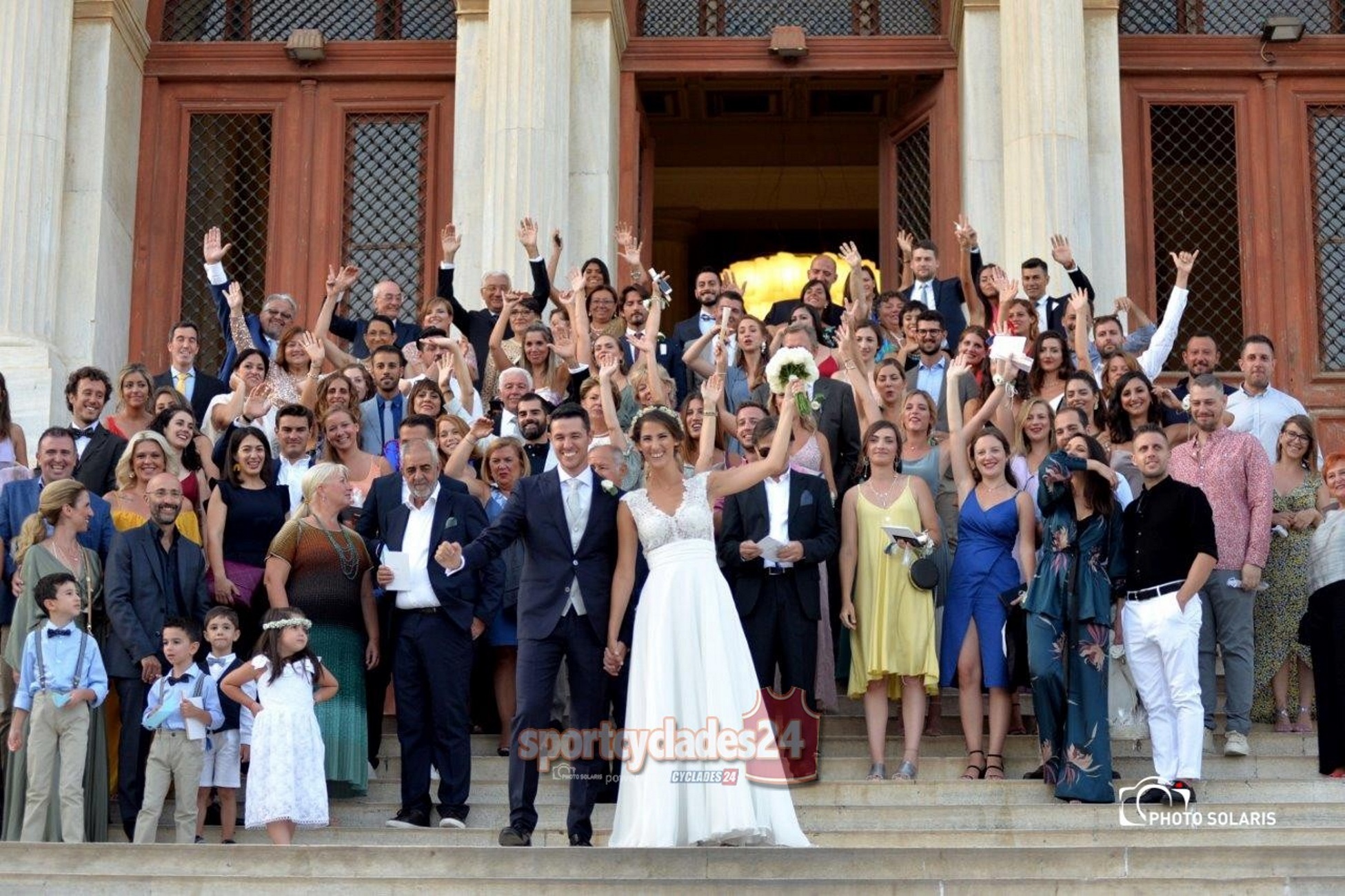 Σύρος: Η νύφη, ο γαμπρός και η μεγάλη έκπληξη – Στις φωτογραφίες δεν ήταν μόνο συγγενείς και φίλοι!