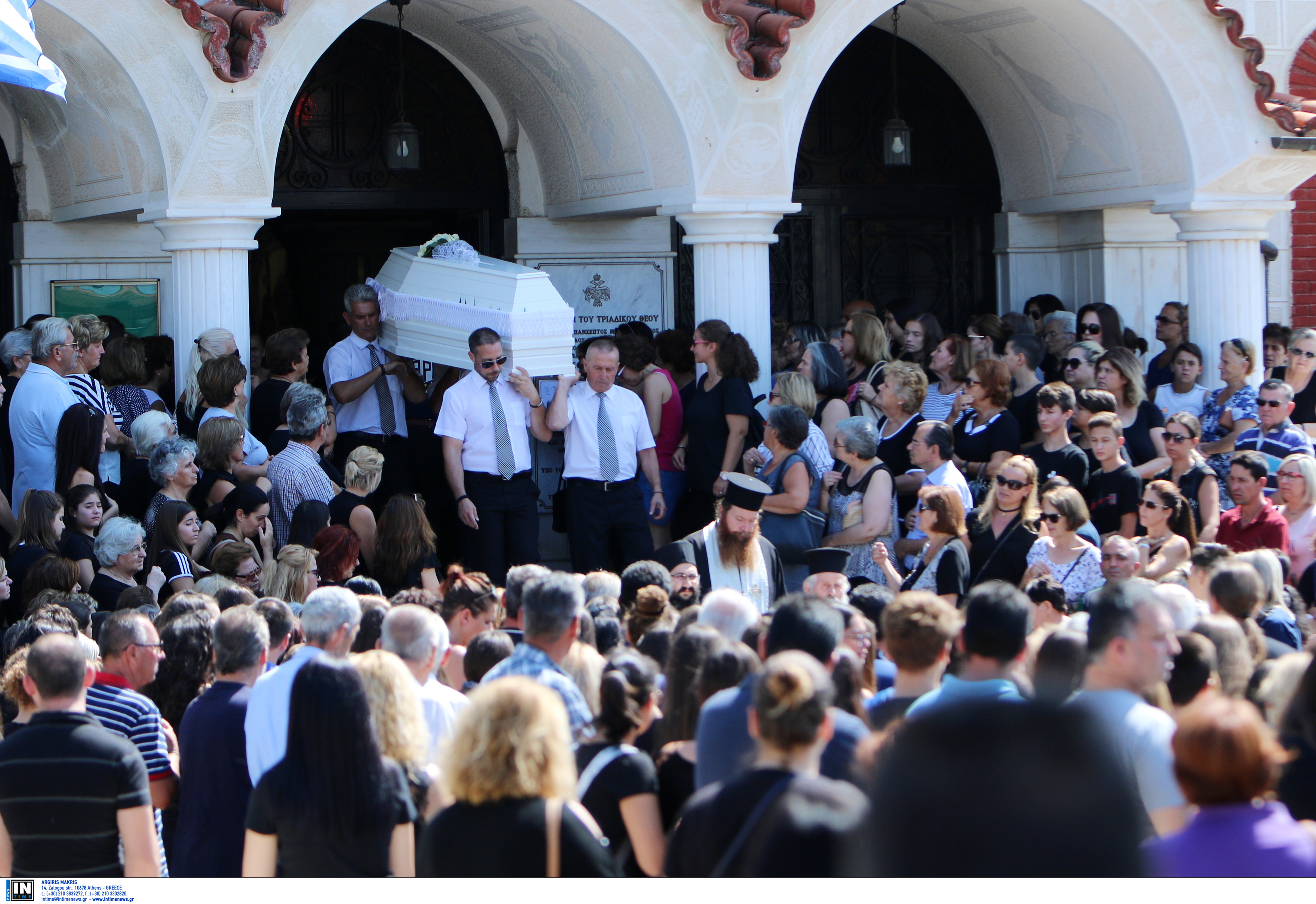 Λούνα Παρκ – Βόλος: Ράγισαν καρδιές στην κηδεία της 14χρονης – Απών ο πατέρας της