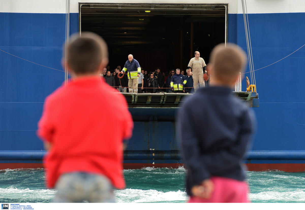 703 αιτούντες άσυλο μεταφέρονται από τη Λέσβο στον Πειραιά