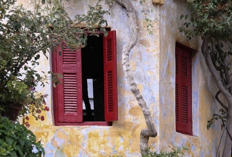 Î›Î±Î¼Î¯Î±: Î— Î³Î¹Î±Î³Î¹Î¬ ÎºÎ¿Î¯Ï„Î±Î¾Îµ Ï„Î¿Î½ Î»Î·ÏƒÏ„Î® ÎºÎ±Î¹ Ï„Î¿Î½ Î±Î½Î±Î³Î½ÏŽÏÎ¹ÏƒÎµ â€“ Â«Î Î¬Î³Ï‰ÏƒÎµÂ» Î¿ Î½ÎµÎ±ÏÏŒÏ‚ ÏƒÏ„Î¿ ÏƒÏ€Î¯Ï„Î¹ Ï€Î¿Ï… Ï„ÏÏÏ€Ï‰ÏƒÎµ â€“ video