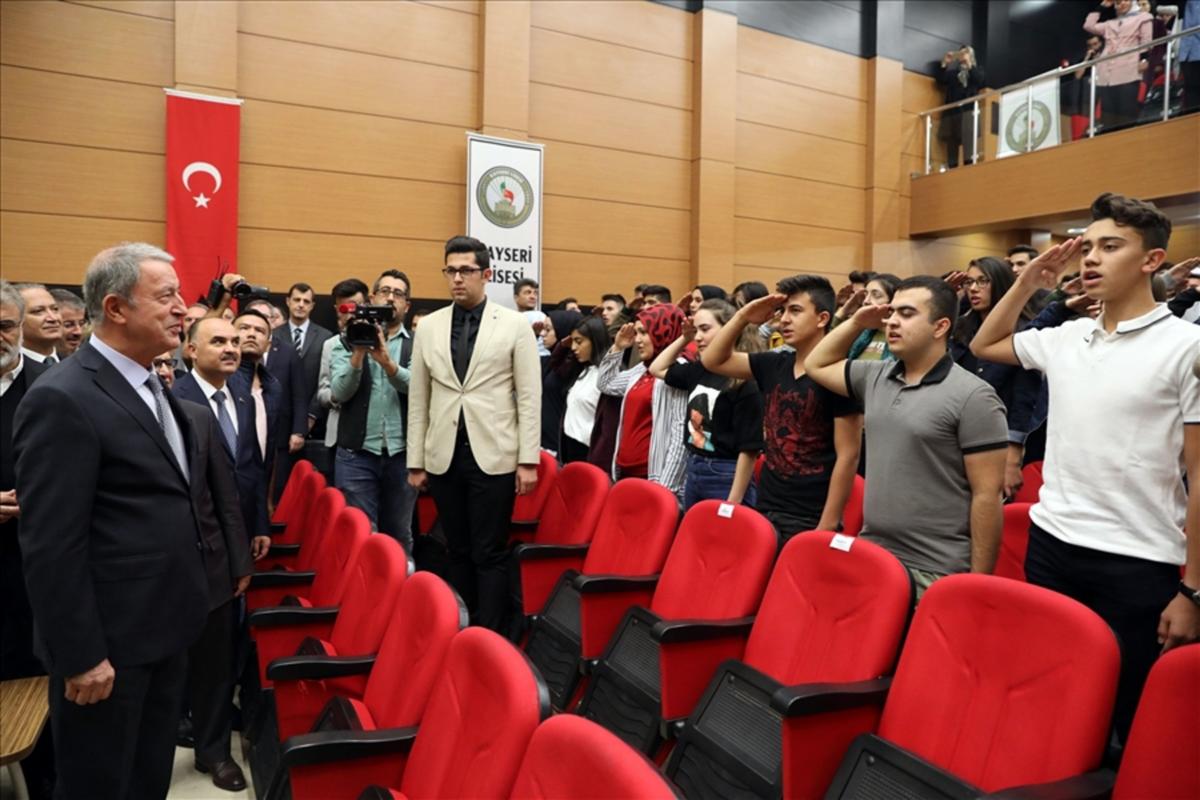 Τουρκία: Μαθητές υποδέχθηκαν τον Ακάρ με στρατιωτικό χαιρετισμό [Pics, video]