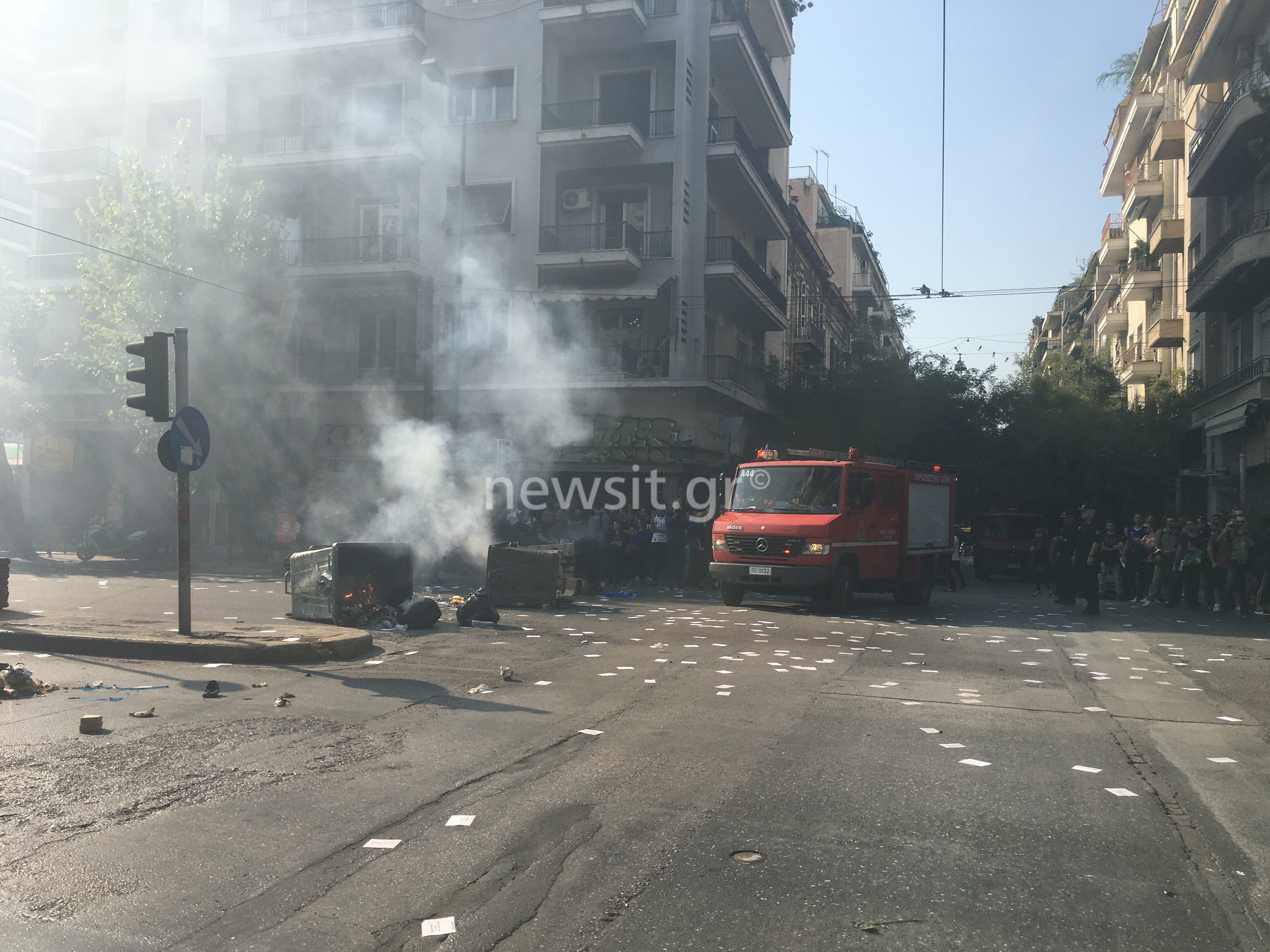 Επεισόδια έξω από την ΑΣΟΕΕ – Φωτιές σε κάδους