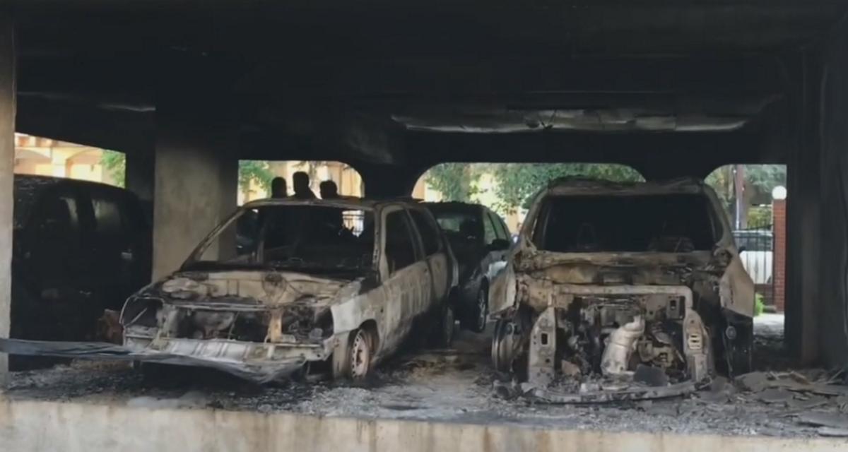 Θεσσαλονίκη: Το γκαράζ της πολυκατοικίας έγινε “νεκροταφείο” αυτοκινήτων – Αυτοψία μετά τη φωτιά – video