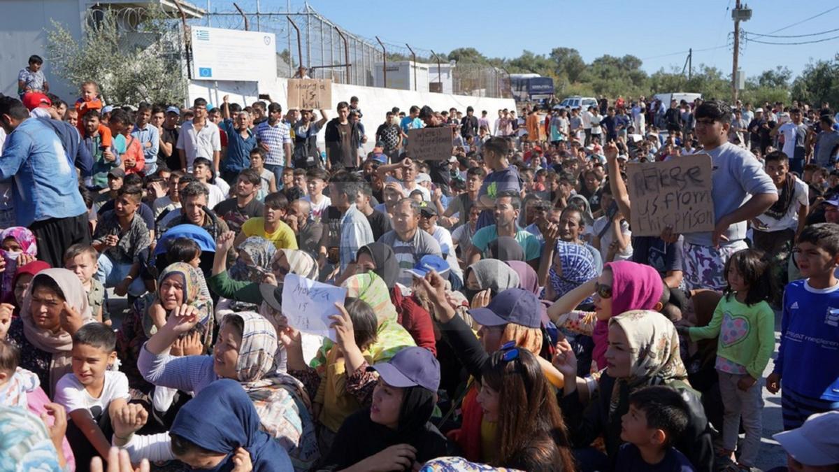 «Η Μόρια είναι φυλακή» – Διαμαρτυρία προσφύγων έξω από τον καταυλισμό