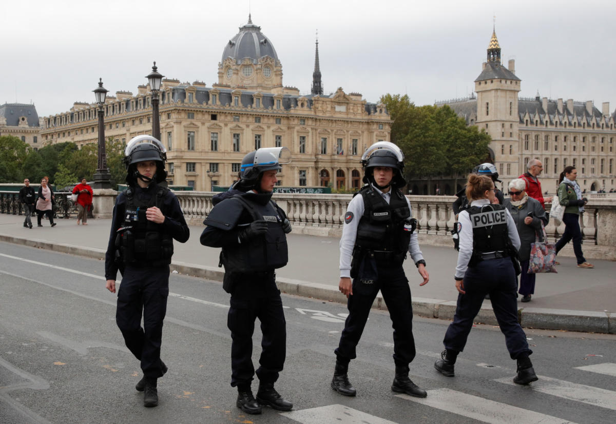Επίθεση με μαχαίρι σε αστυνομικούς στο Παρίσι