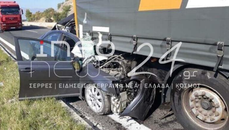 Σέρρες: Ένας νεκρός σε σοκαριστικό τροχαίο – ΙΧ καρφώθηκε νταλίκα [video]