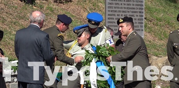 Στρατονόμος λιποθύμησε σε εκδήλωση στο Μέτσοβο – «Λύγισε» από τη ζέστη και την ορθοστασία [vid]