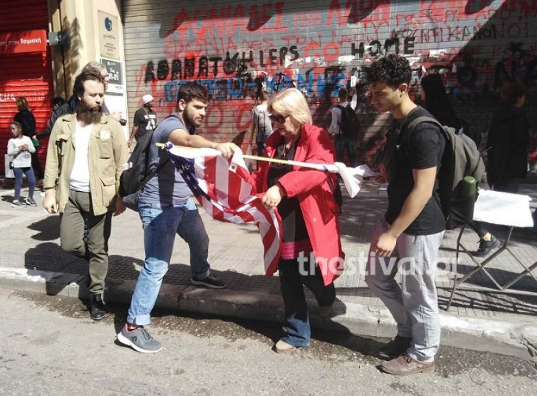 Θεσσαλονίκη: Έκαψαν σημαία των ΗΠΑ και έγραψαν συνθήματα κατά της επίσκεψης Πομπέο στην Ελλάδα – video