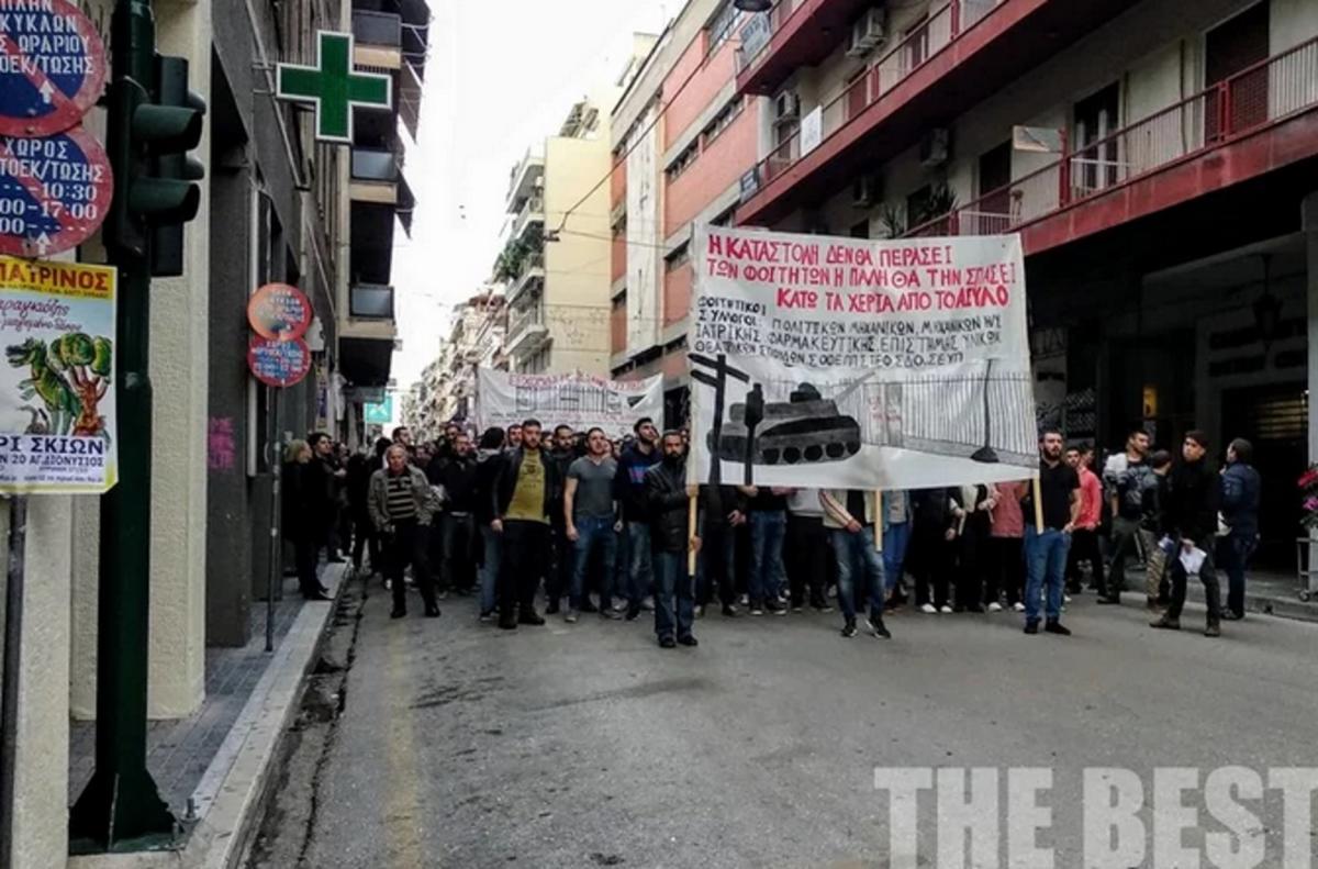 Πάτρα: Σε εξέλιξη η πορεία για το Πολυτεχνείο – Πλήθος κόσμου στο κέντρο της πόλης – video