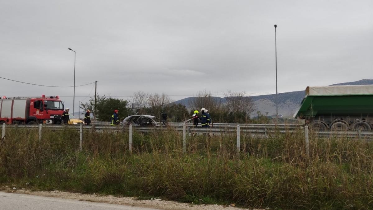 Τρίκαλα: Αυτοκίνητο τυλίχθηκε στις φλόγες – Σώθηκε ο οδηγός που πρόλαβε να το εγκαταλείψει [pics]