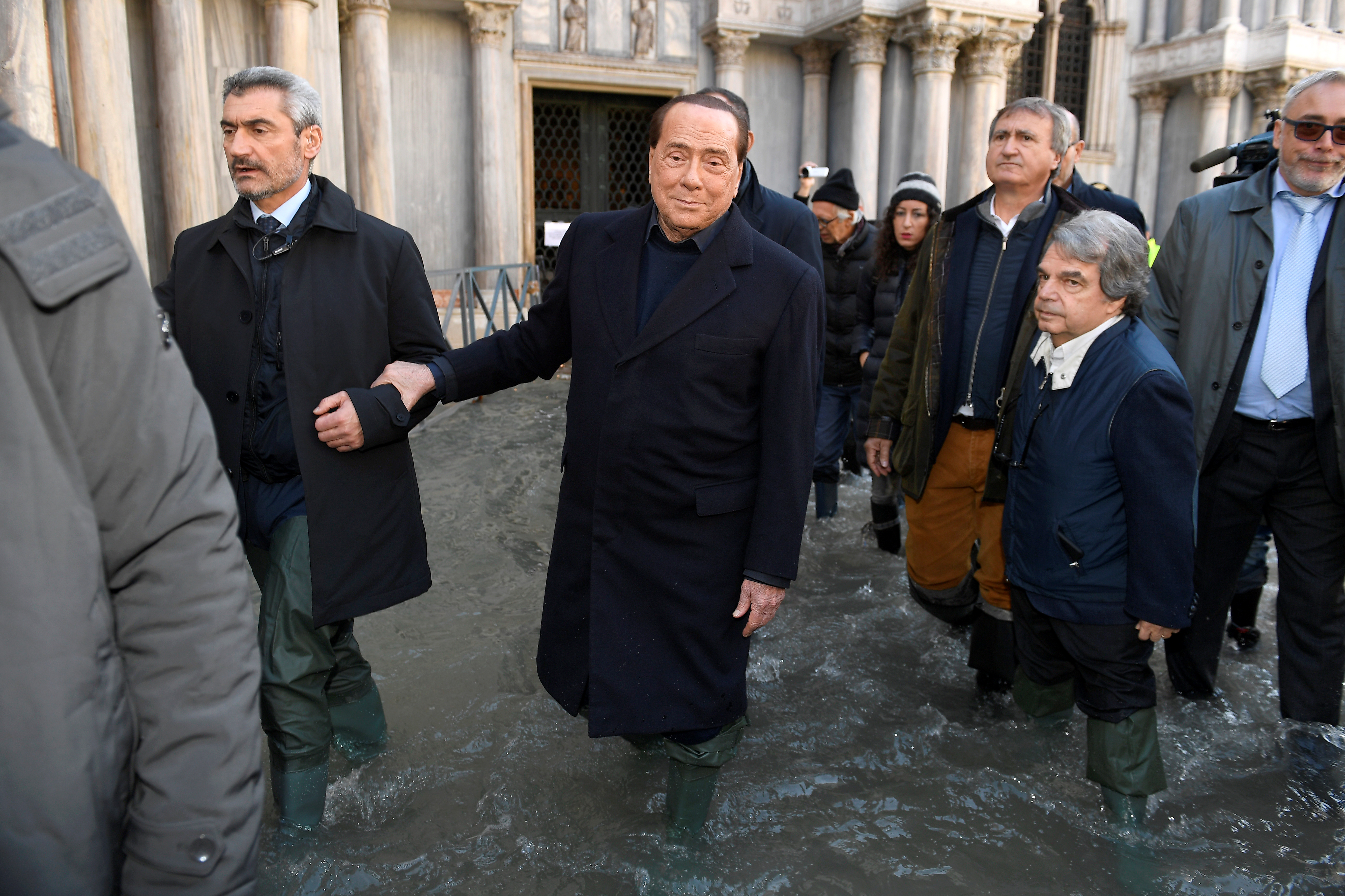 Ο Μπερλουσκόνι έβαλε γαλότσες και επισκέφθηκε την πλημμυρισμένη Βενετία