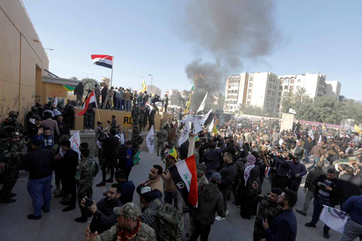 Ιράκ: Να αποχωρήσουν οι διαδηλωτές από την πρεσβεία των ΗΠΑ ζήτησε ο πρωθυπουργός