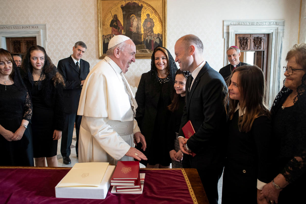 Ο πάπας Φραγκίσκος δέχτηκε τον πρωθυπουργό της Μάλτας, παρά τις αντιδράσεις