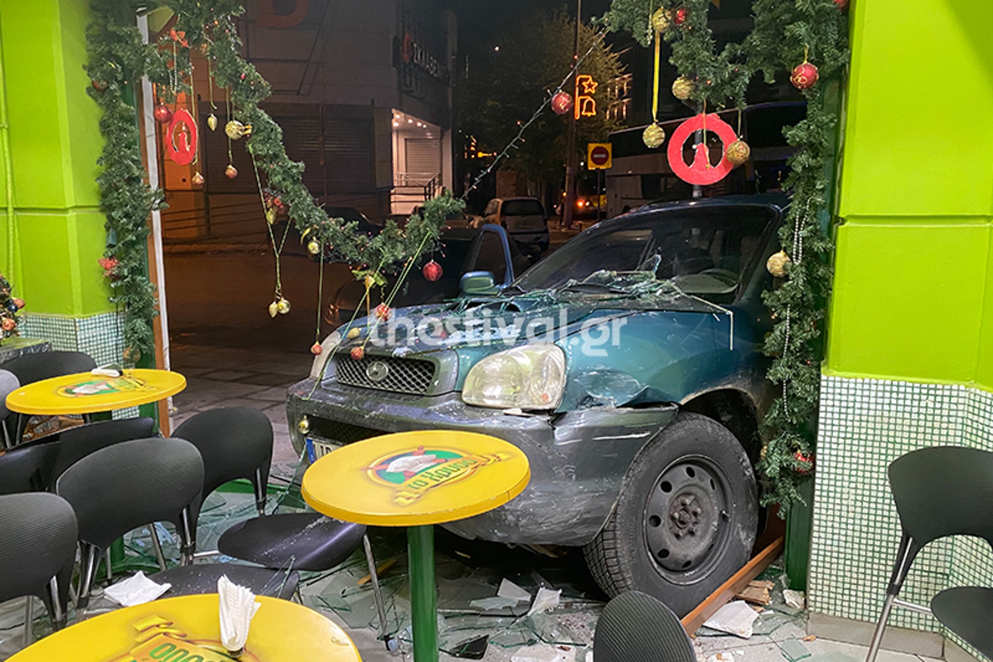 Θεσσαλονίκη: Αυτοκίνητο χωρίς οδηγό μπήκε σε μπουγατσάδικο που ήταν ανοιχτό μετά από τρελή καταδίωξη [pics, video]
