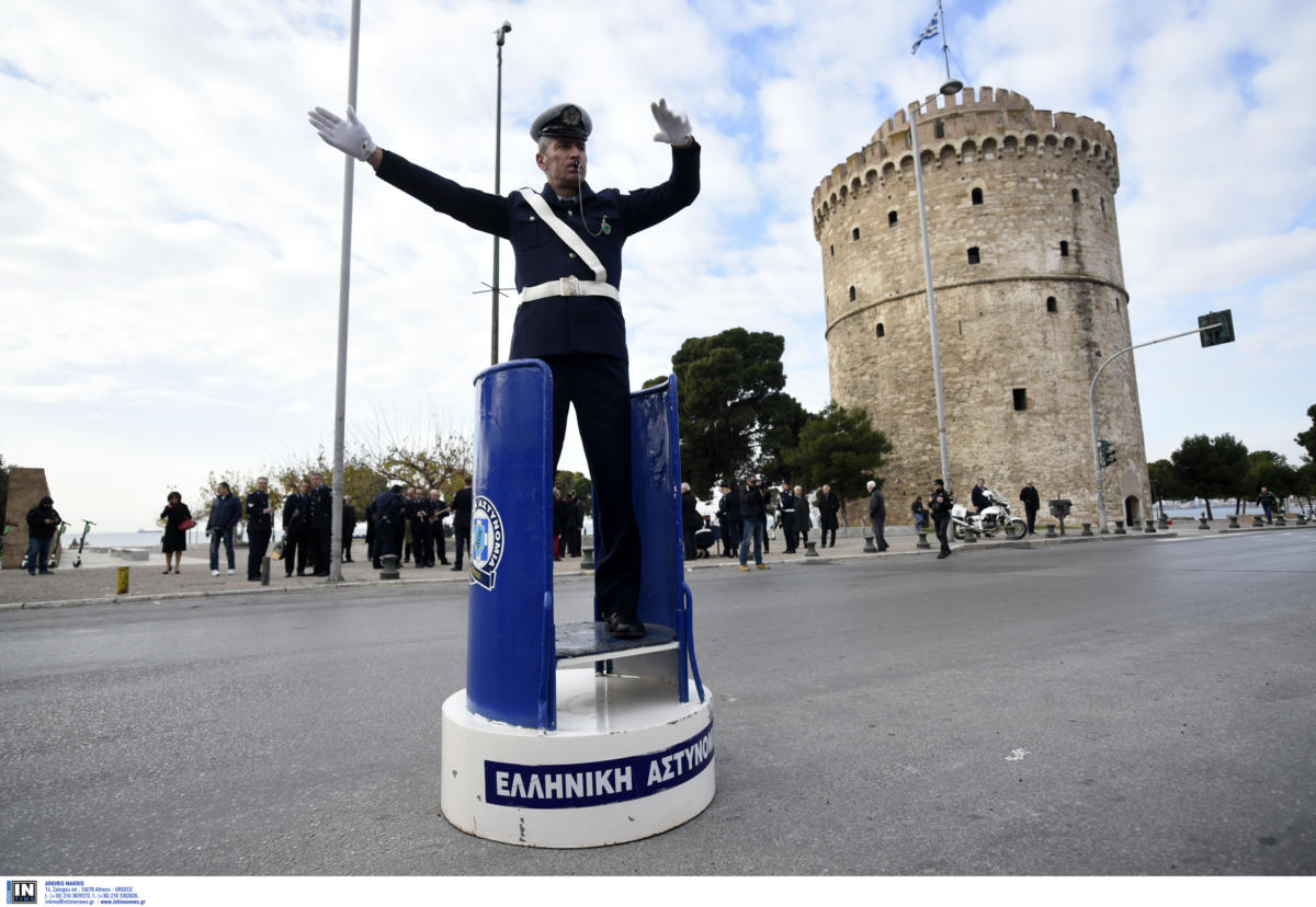 Θεσσαλονίκη: Το βαρέλι του τροχονόμου γέμισε δώρα! Οι εικόνες που ξύπνησαν αναμνήσεις [video]