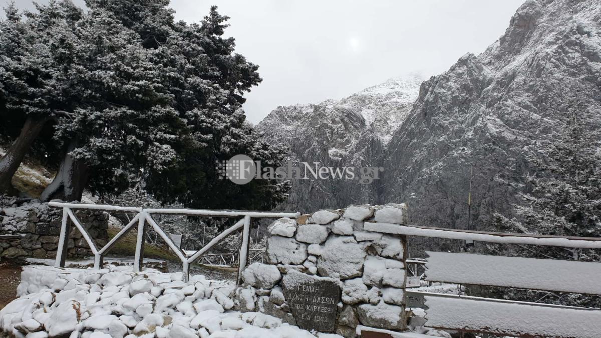 Χανιά: Δεμένα τα πλοία στα λιμάνια και χιόνια στα Λευκά Όρη [video]