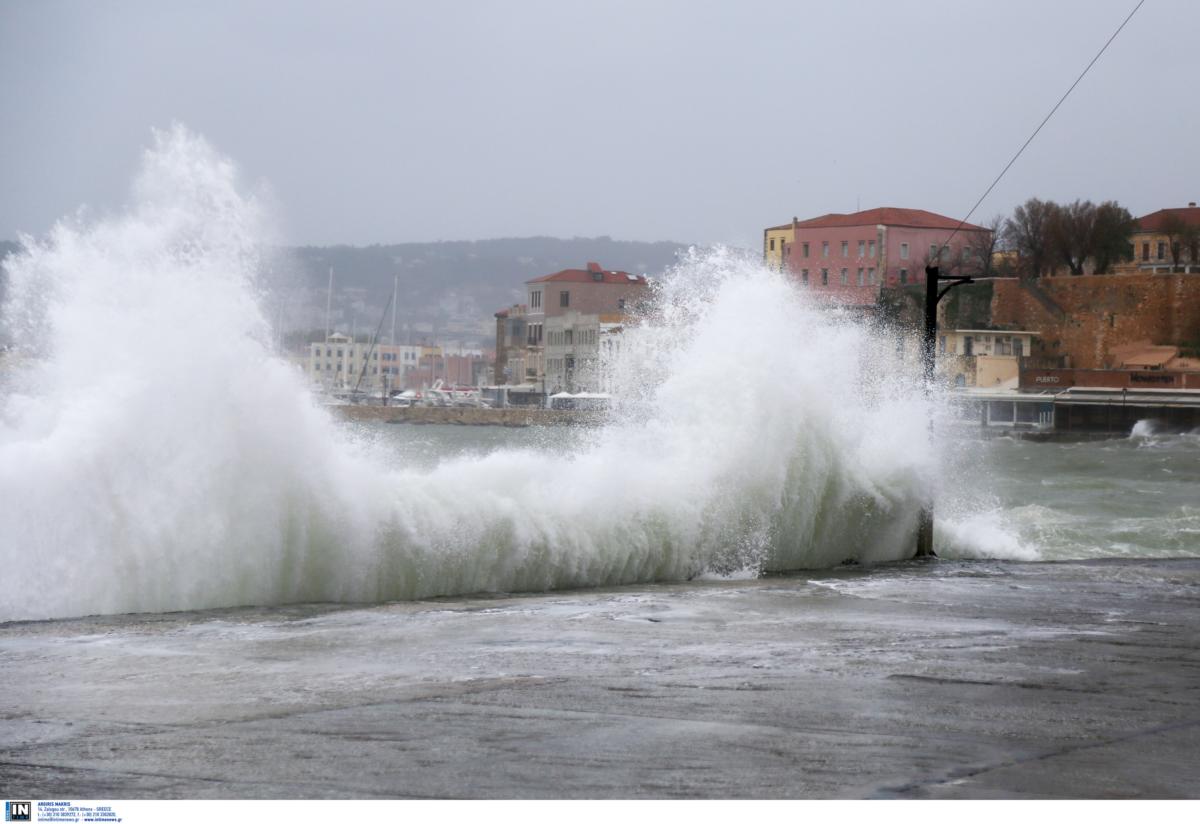 Χανιά: Θωρακίζεται το ενετικό λιμάνι από τα κύματα που μπαίνουν μέσα στα καταστήματα!