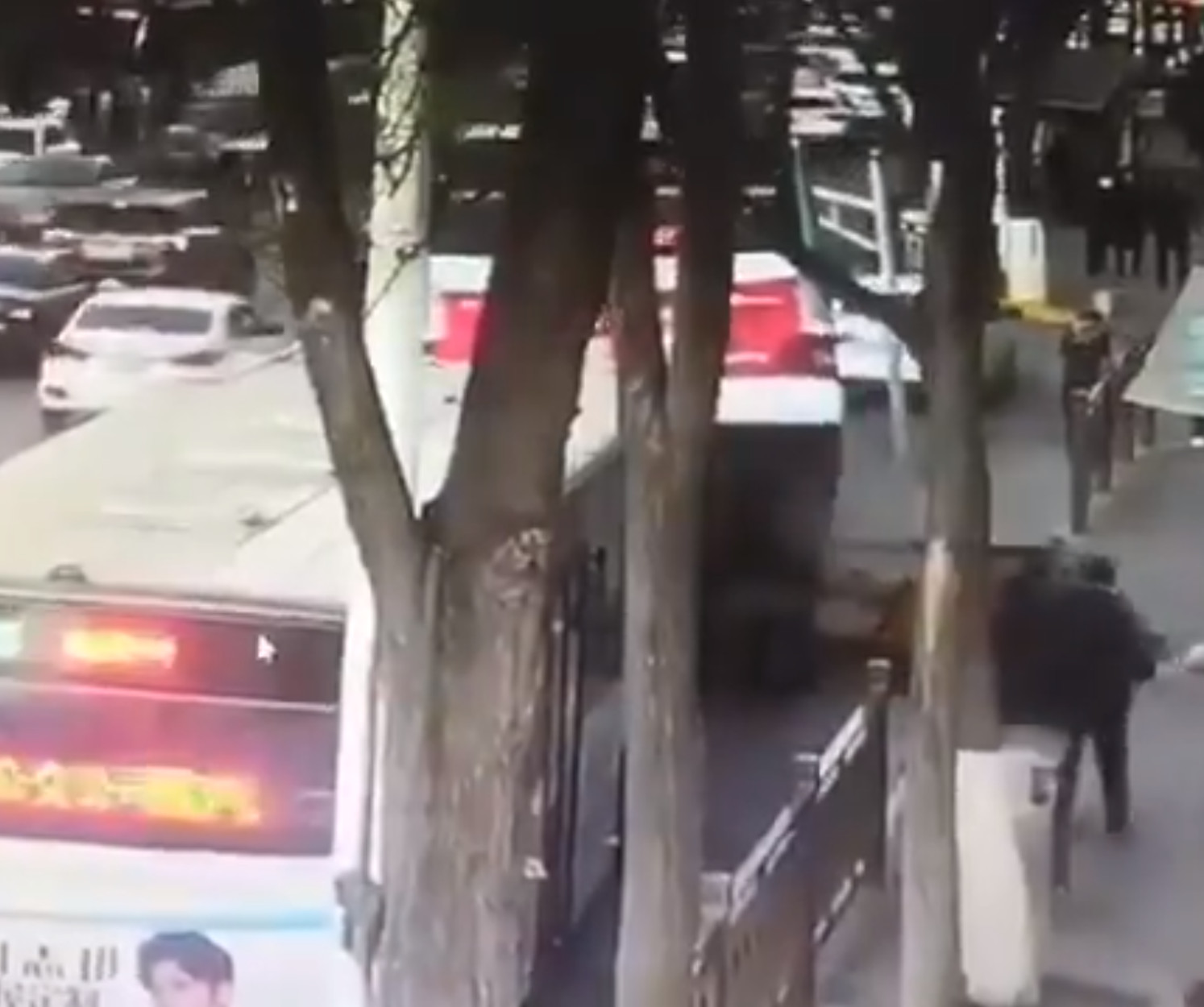 Άνοιξε ο δρόμος και “κατάπιε” λεωφορείο! Σοκαριστικό βίντεο από την στιγμή της φρίκης