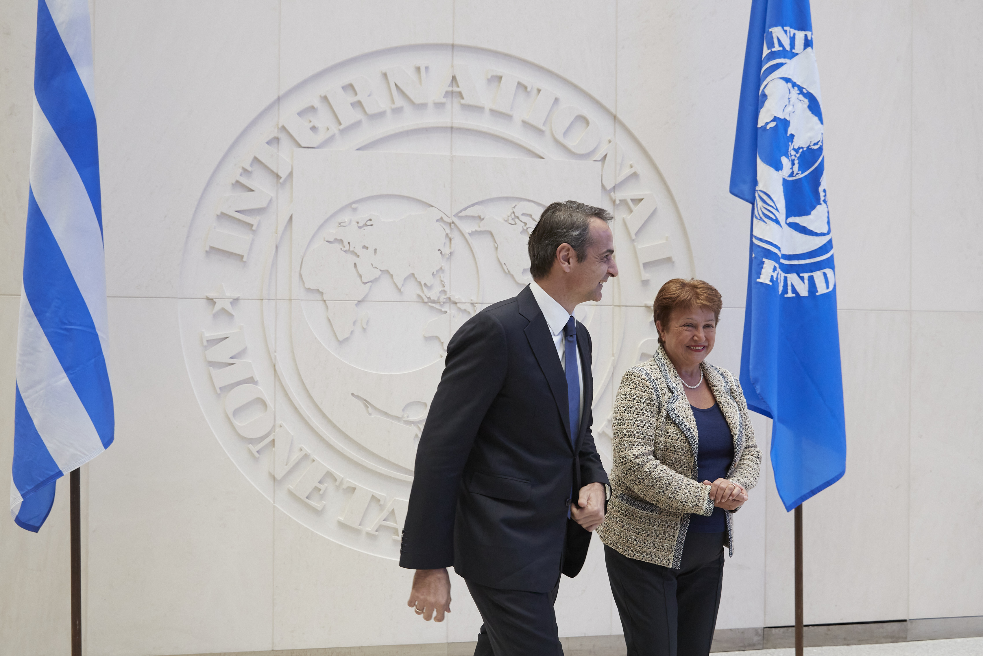 Η έξοδος του ΔΝΤ φέρνει πιο κοντά την επενδυτική βαθμολογία για την ελληνική οικονομία