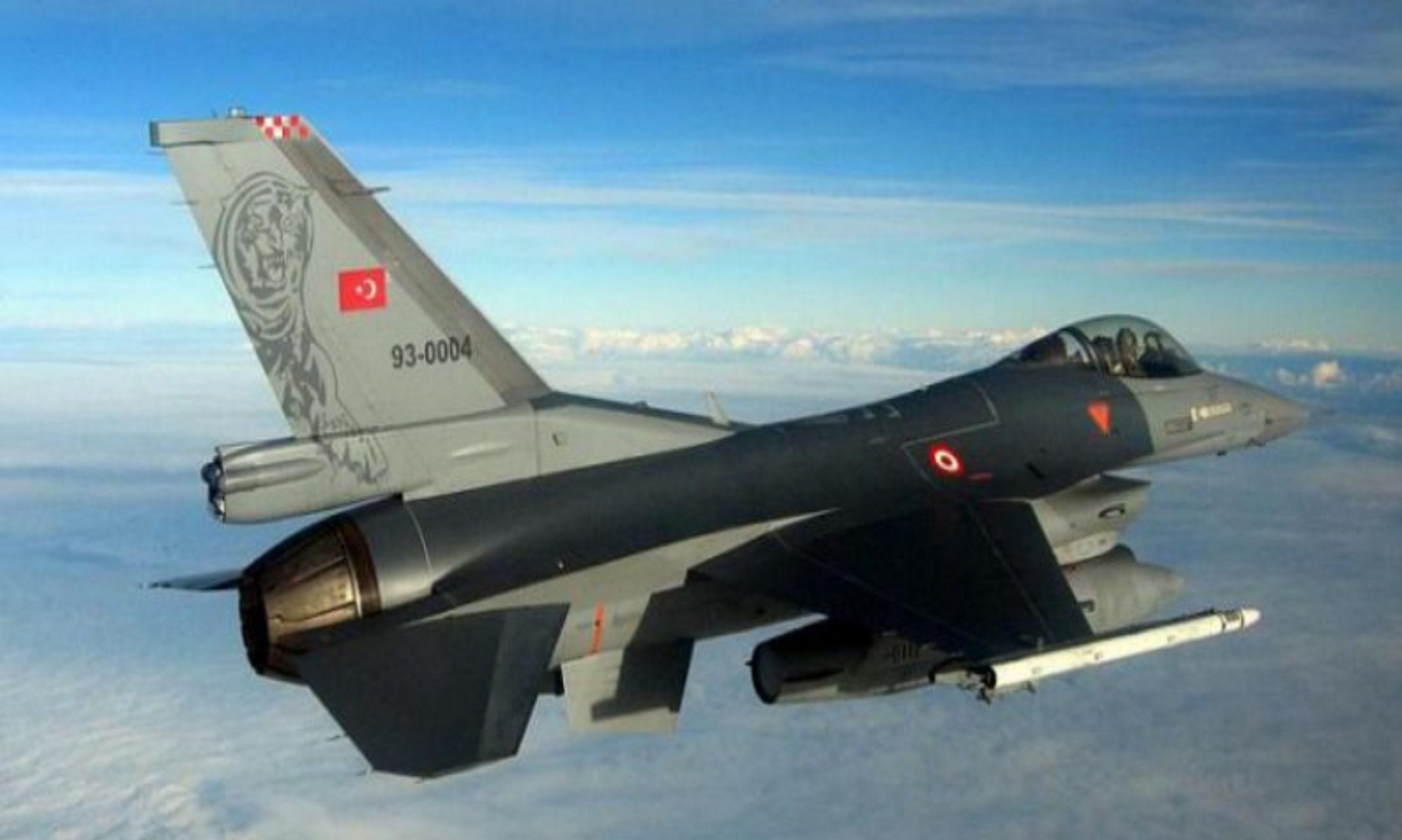 95 τουρκικές παραβιάσεις από δεκάδες οπλισμένα F-16 και 9 εμπλοκές