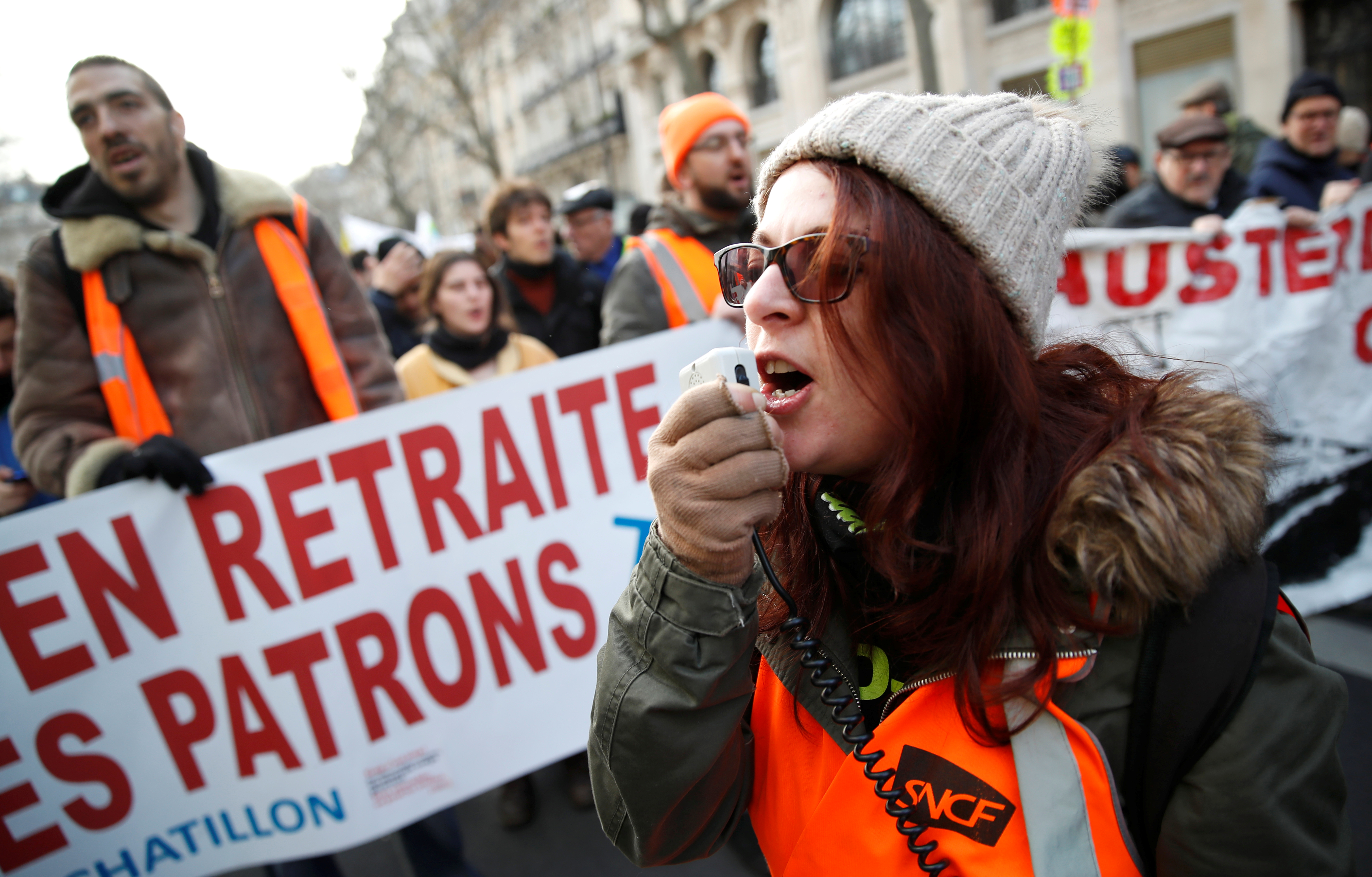 Νέες διαδηλώσεις στο Παρίσι για το συνταξιοδοτικό! Δακρυγόνα κατά του πλήθους