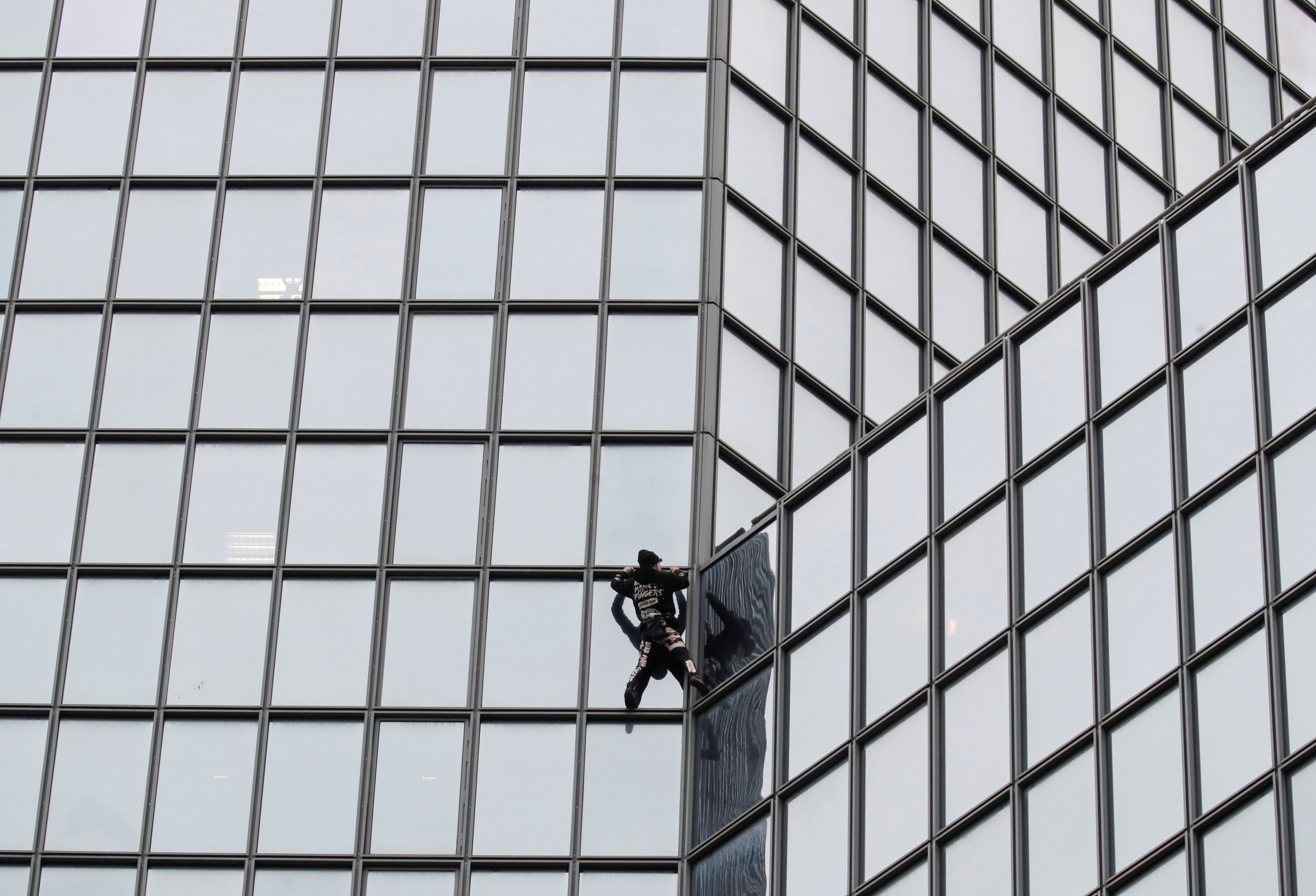 Παρίσι: Ο “Γάλλος Spiderman” αναρριχήθηκε στον πύργο Total για συμπαράσταση στους απεργούς