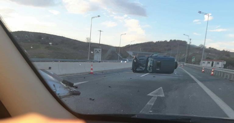 Τρίκαλα: Ντελαπάρισε αυτοκίνητο στο ύψος του Σμοκόβου