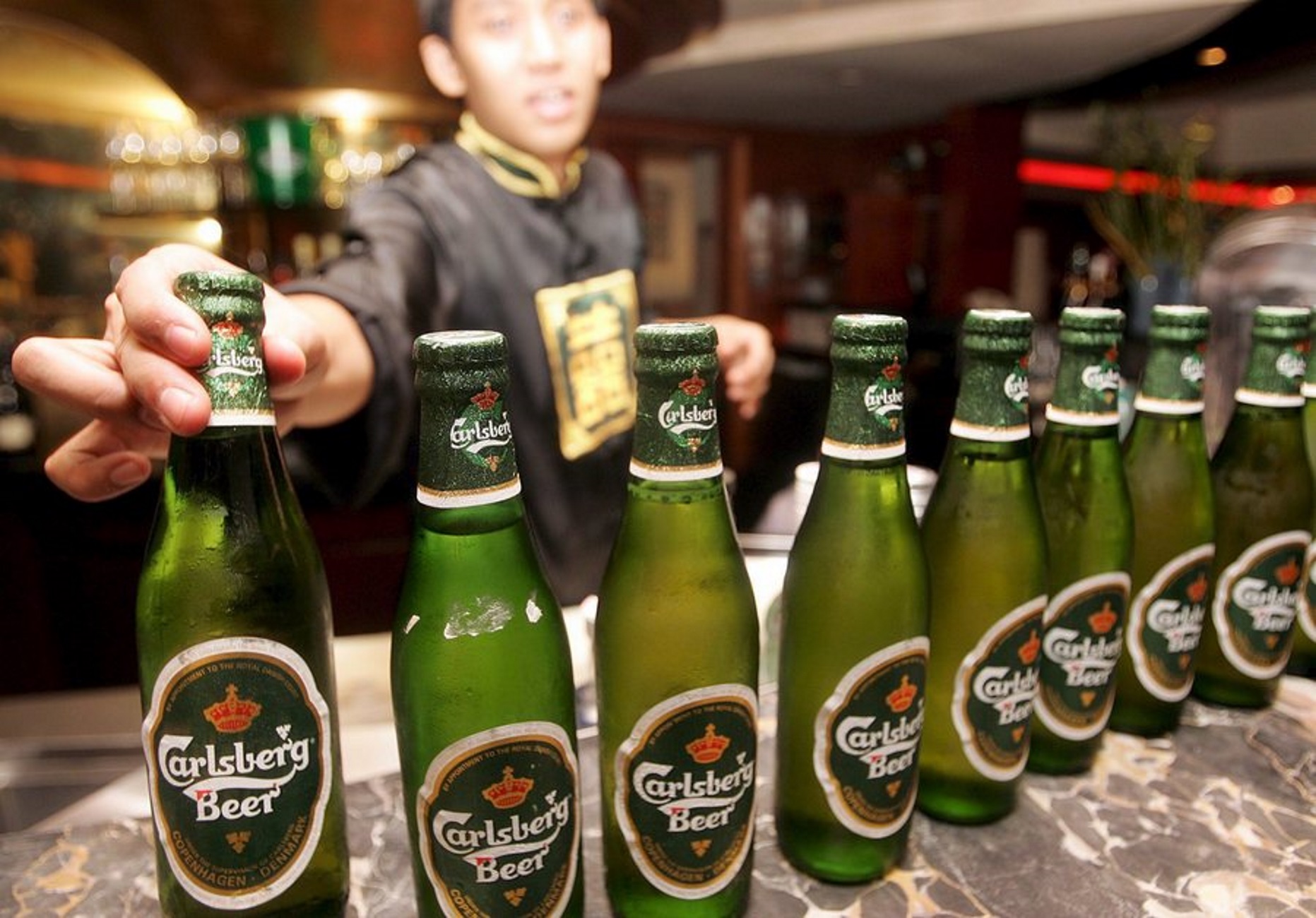 Κοροναϊός: Πλήγμα για την Carlsberg τα κλειστά καραόκε μπαρ στην Κίνα