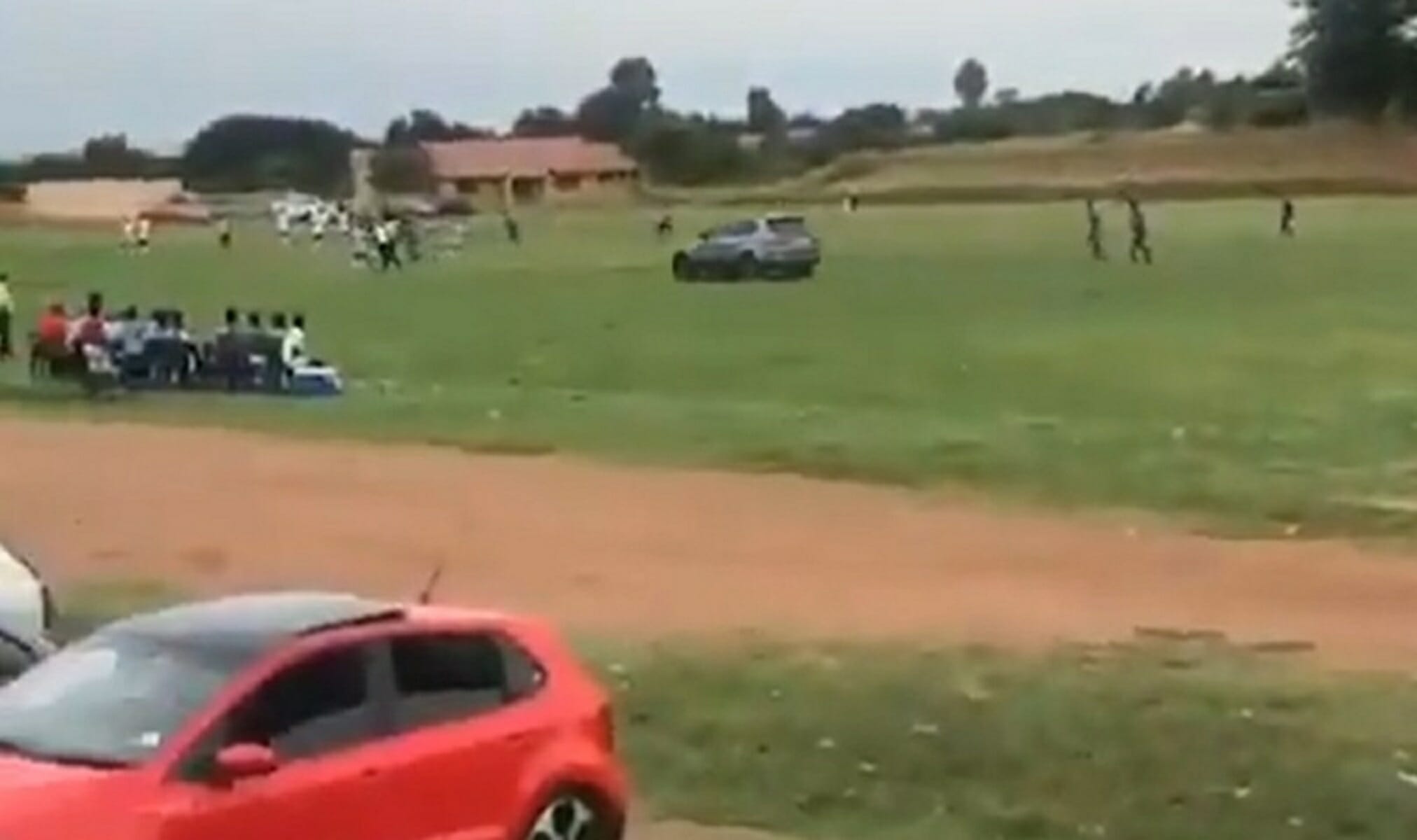 Νότια Αφρική: Αγανακτισμένος οπαδός μπούκαρε στο γήπεδο με… αμάξι για να πατήσει τον διαιτητή!