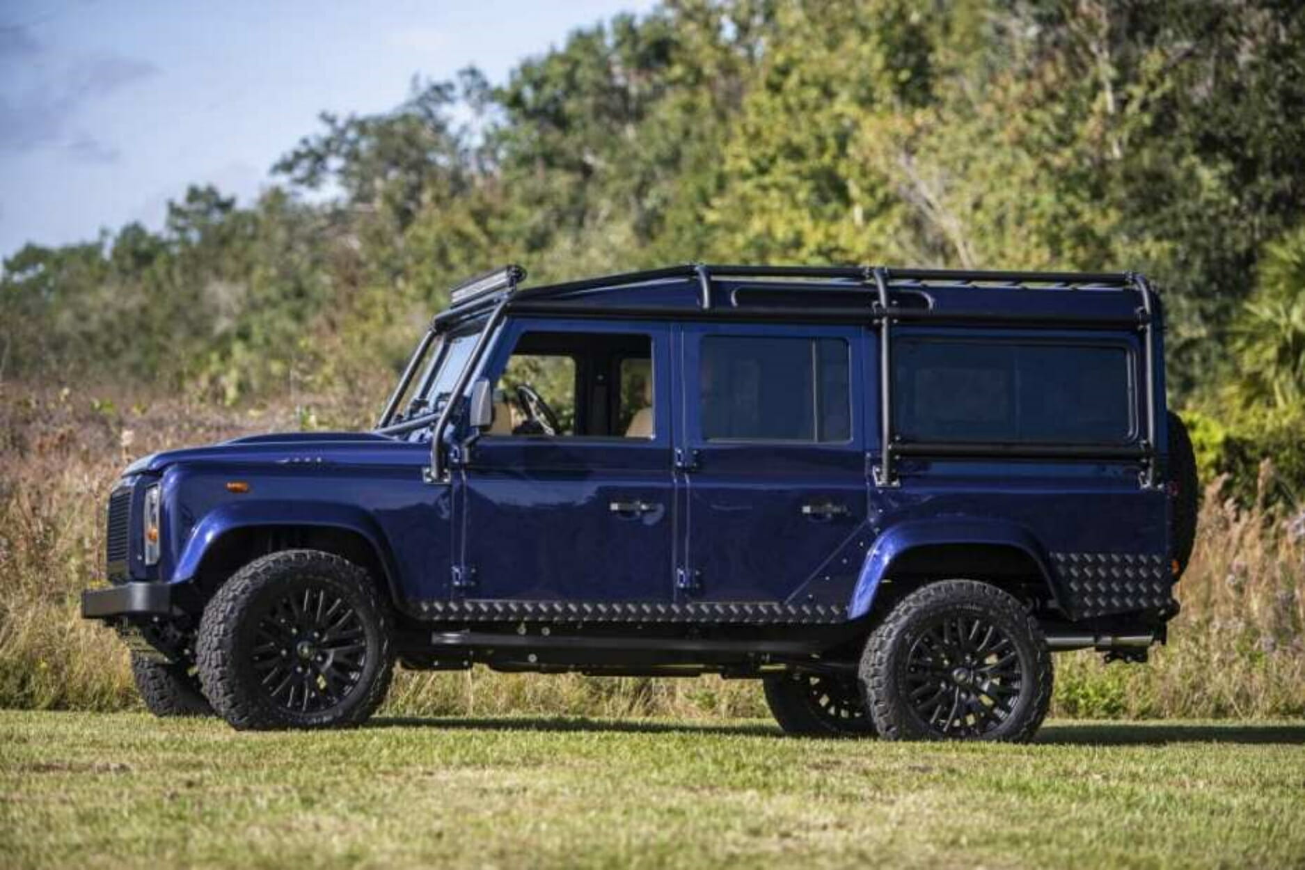 Ένα custom Defender 110 να το πιεις… στο ποτήρι!