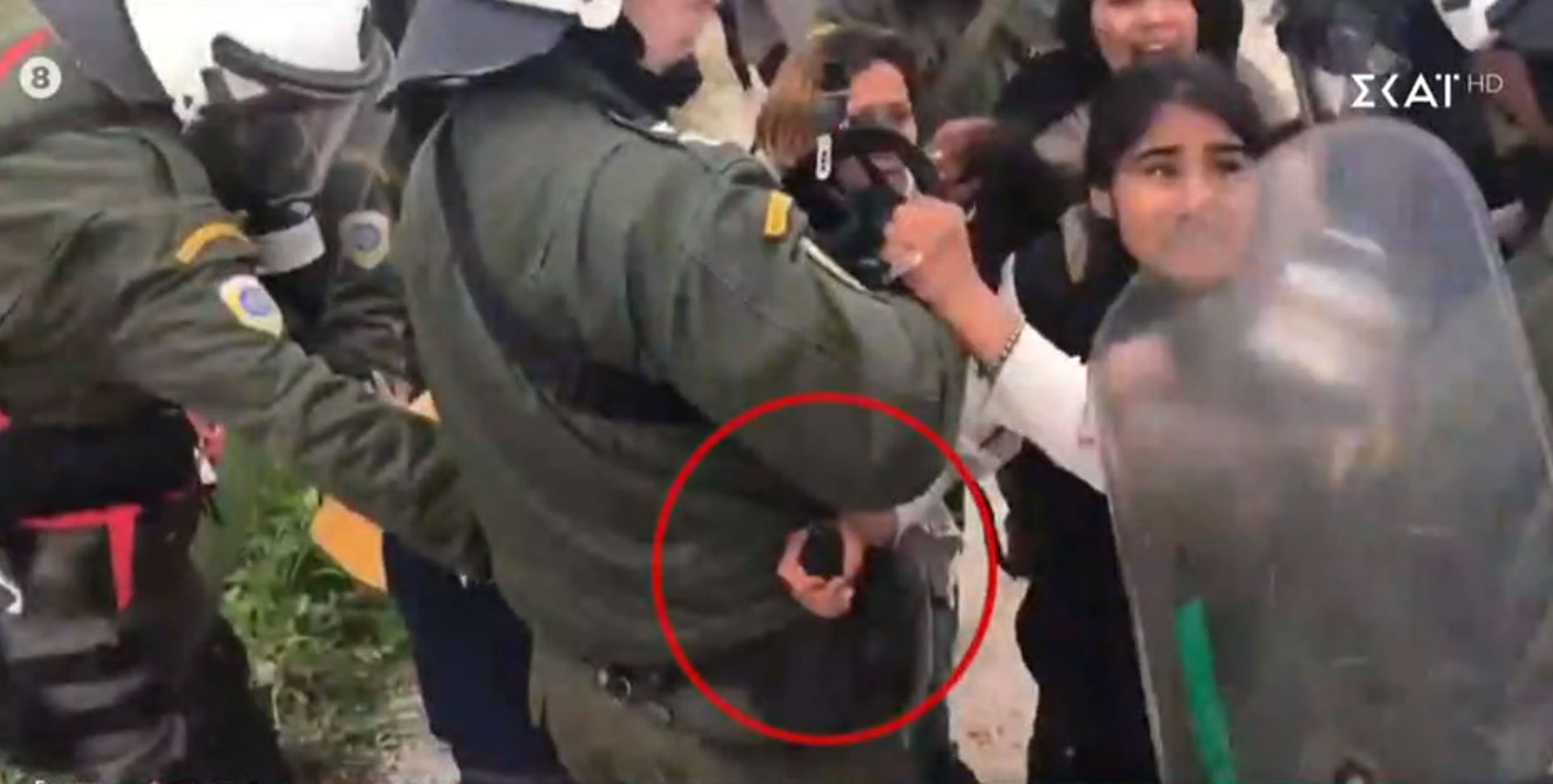Λέσβος: Η στιγμή που γυναίκα μετανάστης πιάνει όπλο αστυνομικού
