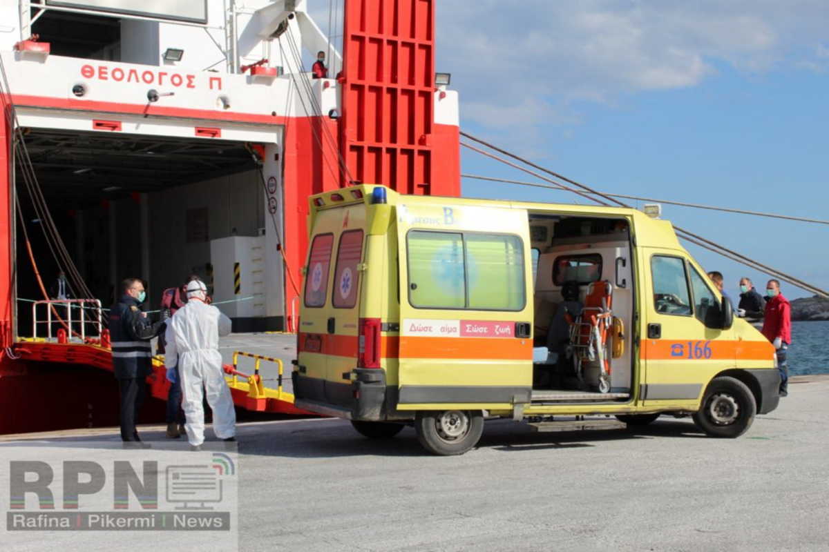 Ασθενοφόρα παρέλαβαν δύο ύποπτα κρούσματα για κορονοϊό από το πλοίο “Θεολόγος” στη Ραφήνα