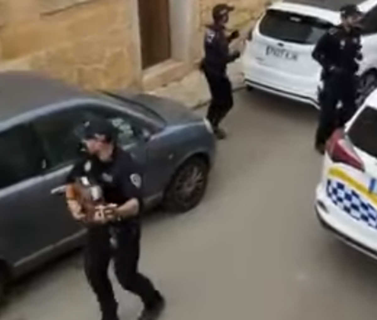 Κορονοϊός: Αστυνομικοί στη Μαγιόρκα τραγουδούν σε κατοίκους που είναι σε καραντίνα