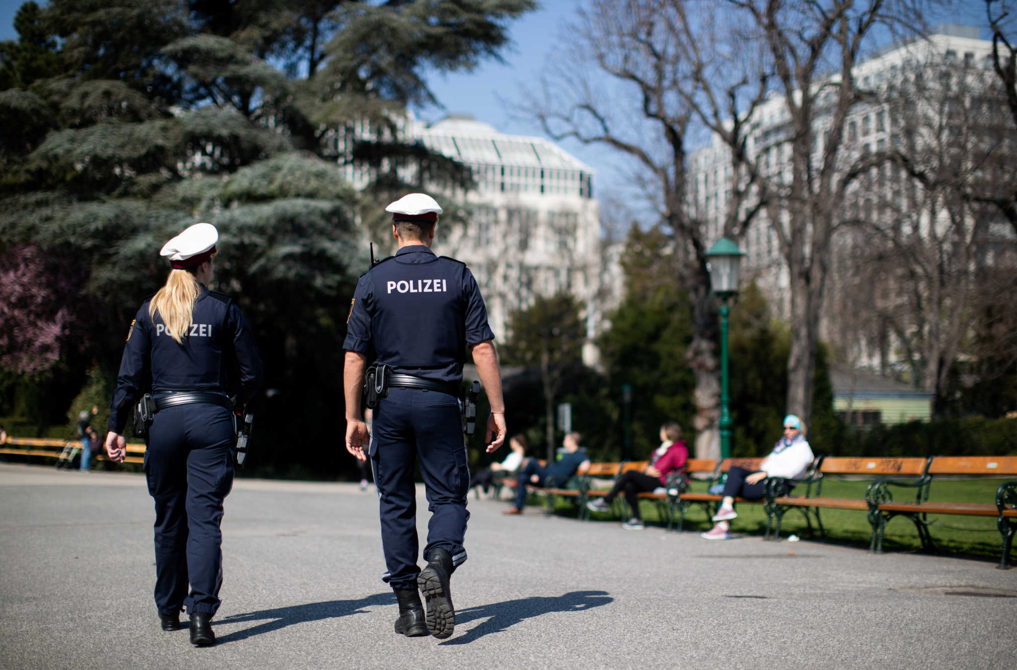 Мужчины в вене. Police Fine.