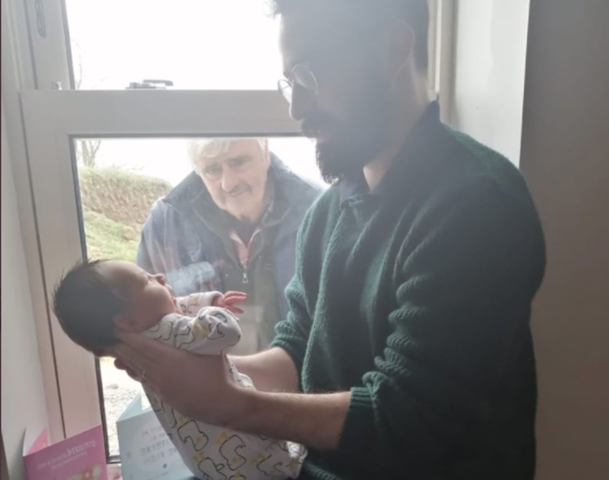 Κορονοϊός: Παππούς βλέπει το νεογέννητο εγγονό του πίσω από ένα τζάμι