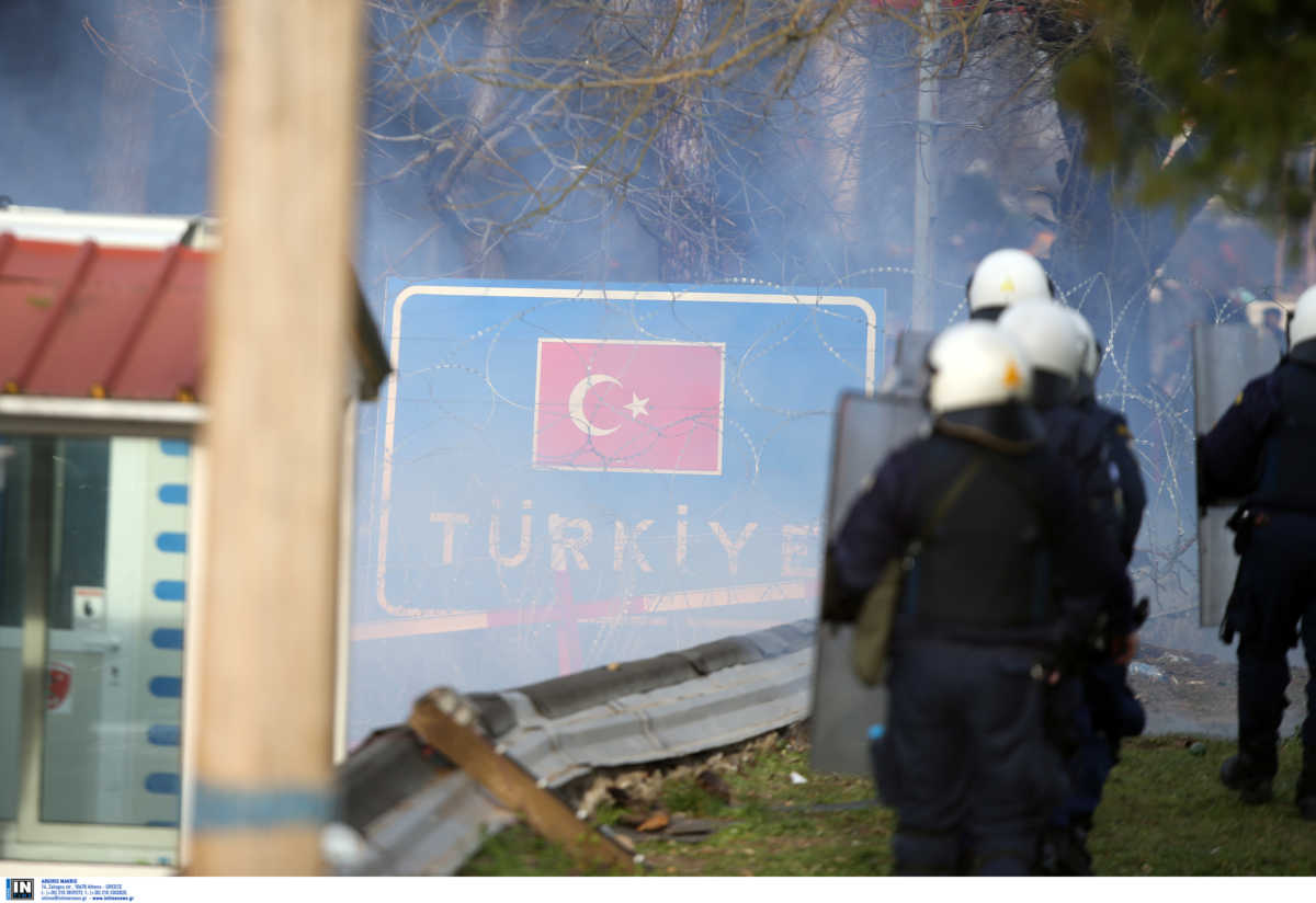 Καστανιές: Τουρκικά δακρυγόνα εκτοξεύονται σε αστυνομικούς και στρατιώτες στον Έβρο