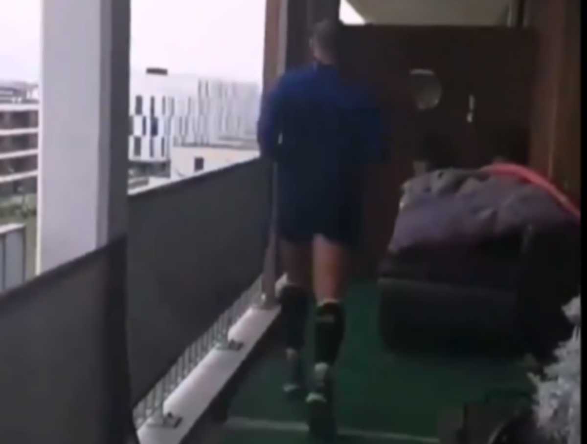Κορονοϊός: Απίστευτο! Έτρεξε μαραθώνιο στο μπαλκόνι του (video)