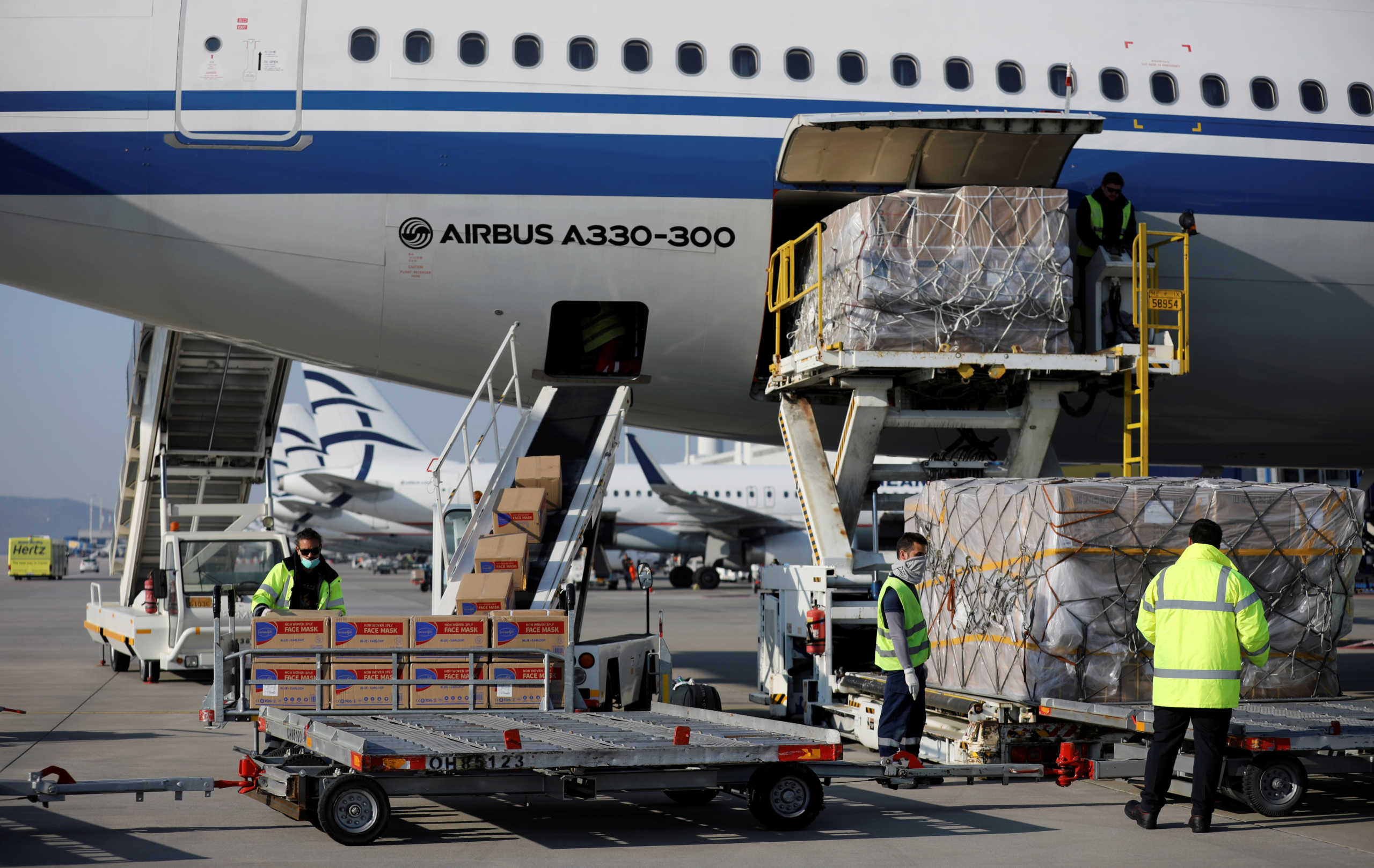 Κορονοϊός: Έφτασαν 18 τόνοι υγειονομικού υλικού από την Κίνα (pics)