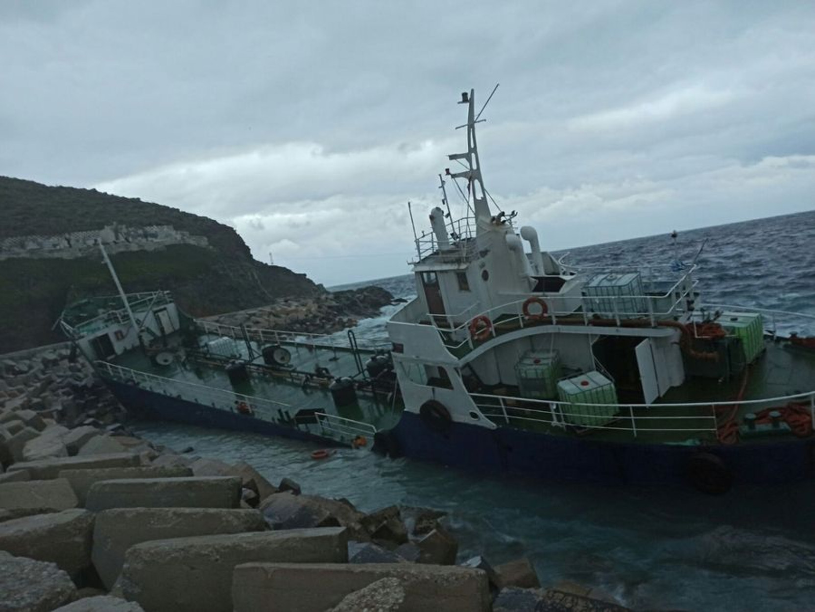 Ρυμουλκό στην Κέα για το πλοίο με τους 123 μετανάστες που προσάραξε στο νησί [pic]