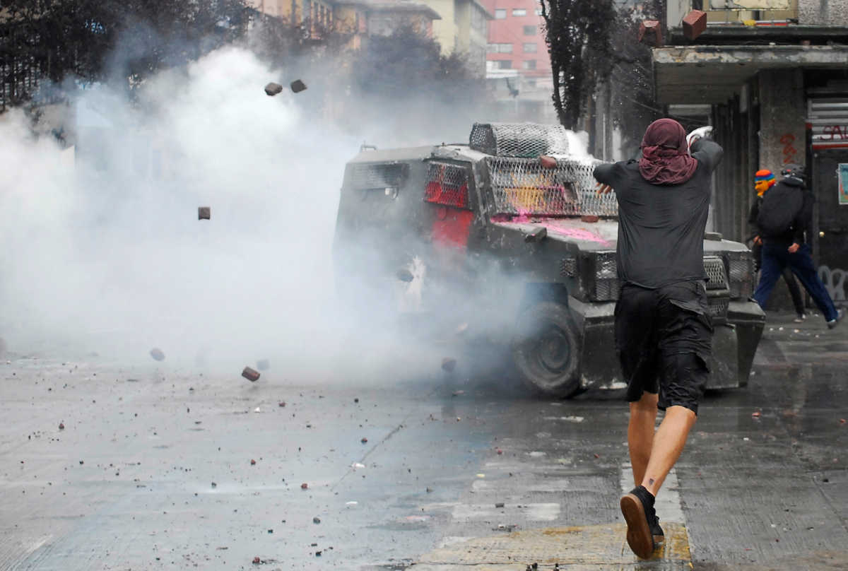 Χιλή: Νέο χάος στο Σαντιάγκο! Φωτιές, οδοφράγματα και συγκρούσεις με την αστυνομία [pics]