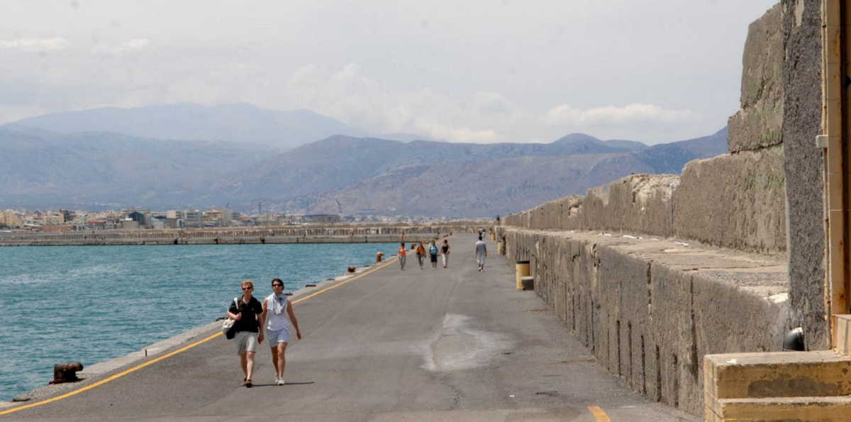 Δεν υπάρχει σωτηρία: Μέχρι και 2.000 βγήκαν για “σεργιάνι” στο Ηράκλειο