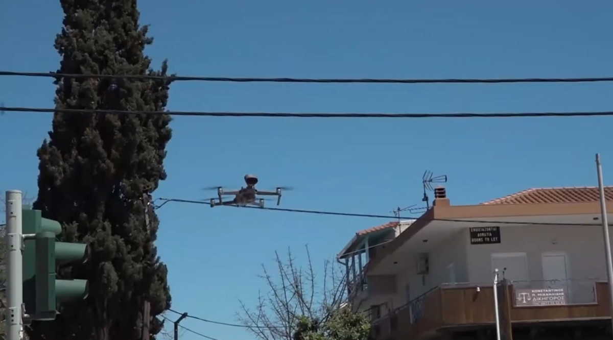 Χαλκιδική: Drone με ντουντούκα πετάει και φωνάζει “σαν το σπίτι δεν έχει!” (video)