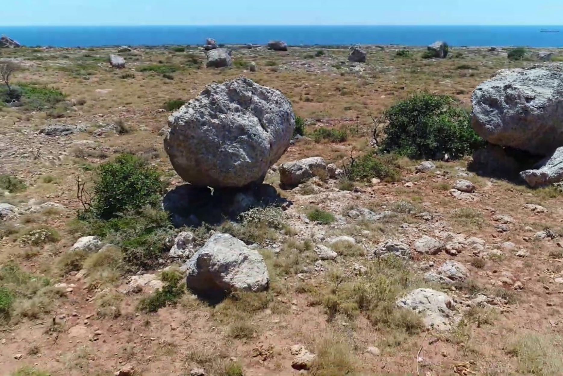 Η πιο απόκοσμη “έρημος” με τους μυστηριώδεις κυκλώπειους βράχους, στην άκρη της Ελλάδας